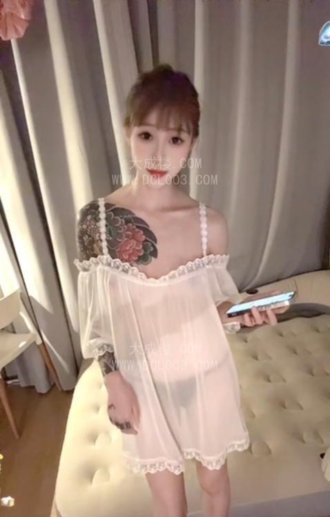成都美乳纹身妹小井