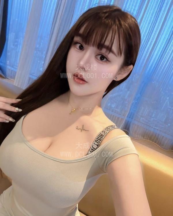俏皮大胸嫩妹