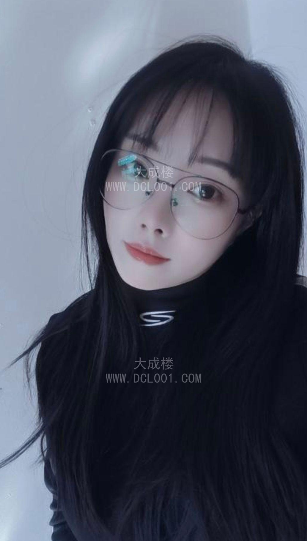 眼镜妹萌萌