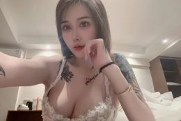 青秀短发纹身妹