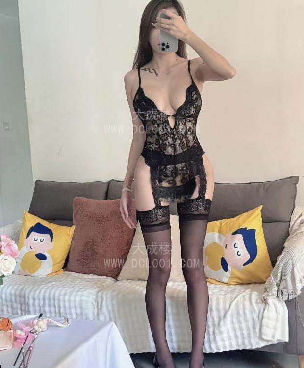 苗条瑜伽嫩妹