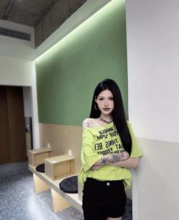 高挑纹身女菜菜