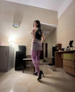 白云制服肉臀小后妈