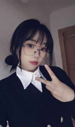眼镜妹萌萌