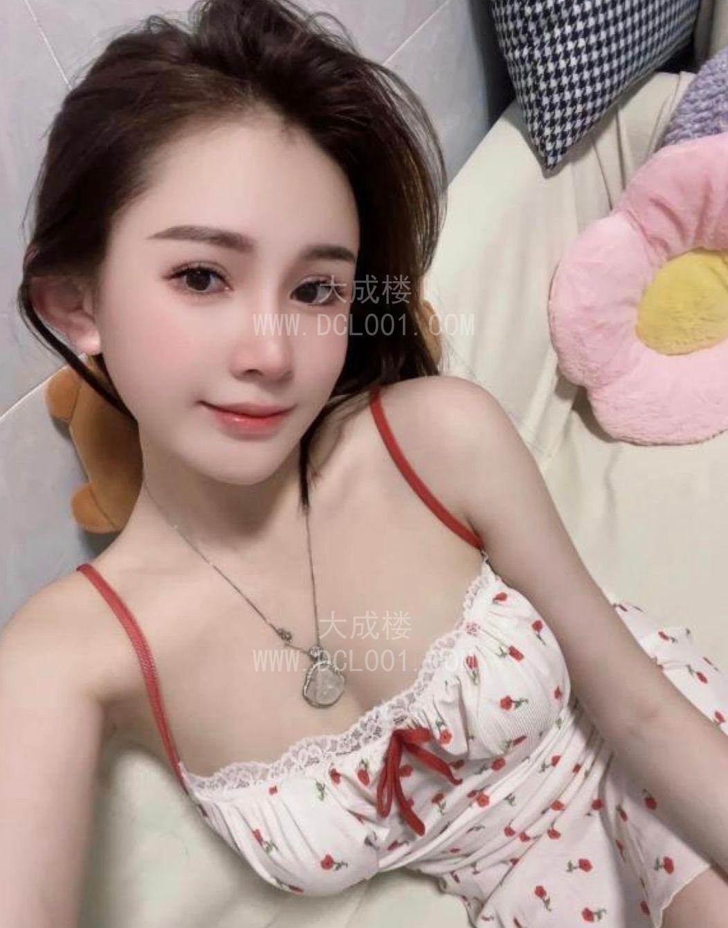 白嫩大奶小妹